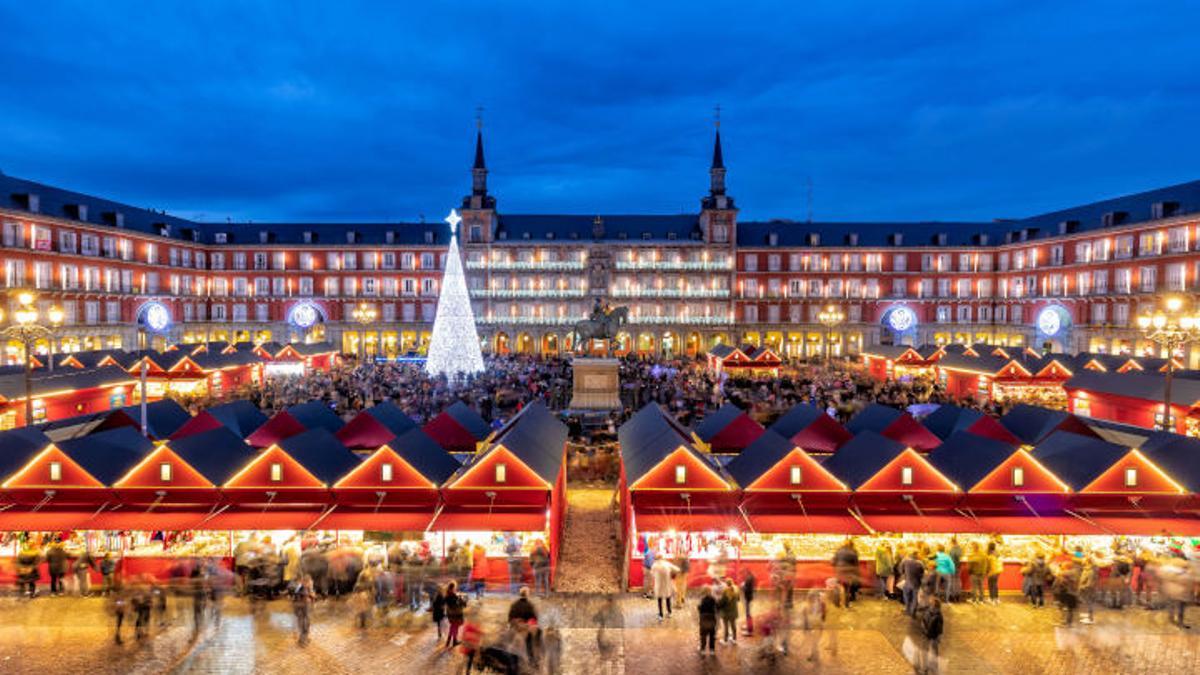 Los mercadillos navideños, una tradición imprescindible en estas fiestas, vuelven a llenar la ciudad con su encanto característico, destacando el emblemático de la plaza Mayor