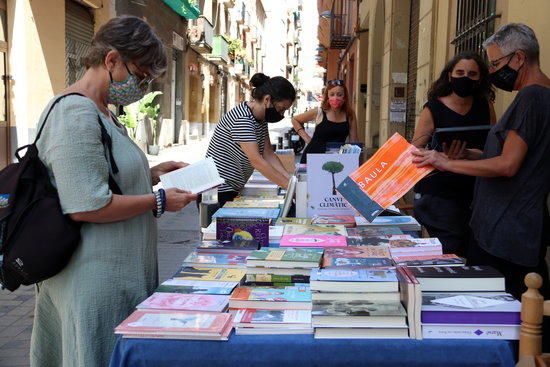 Parada a l'exterior de la llibreria especialitzada en literatura infantil i juvenil Casa Anita al barri de Gràcia de Barcelona.