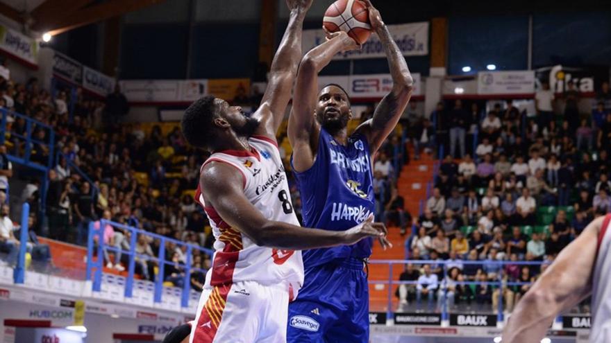 Yoanki Mencía intenta puntear el lanzamiento de Johnson, jugador más destacado del Happy Casa Brindisi. | FIBA