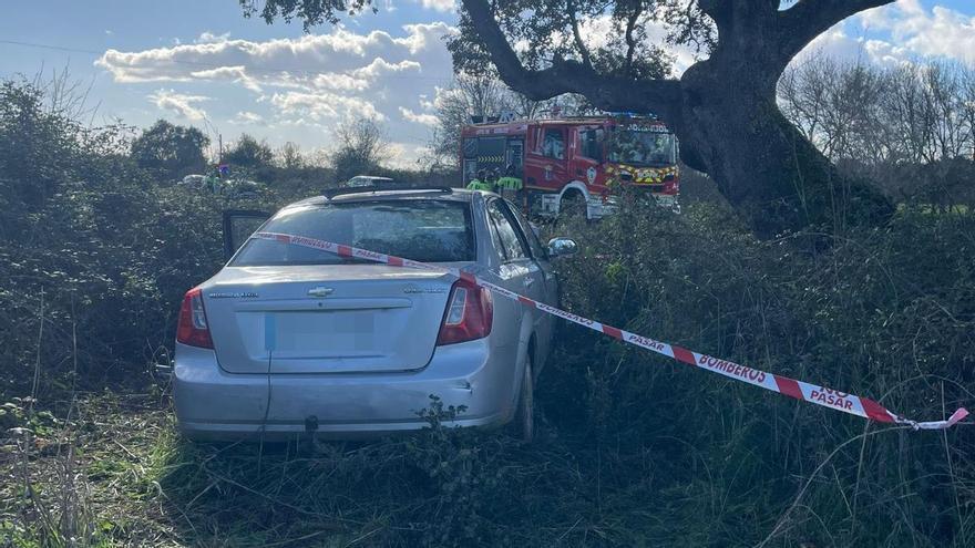 En la UCI de Badajoz el conductor herido tras chocar con una encina