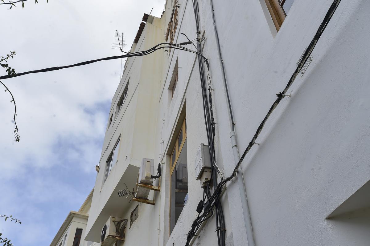 Cableado en el Callejón de la Fuente, en el barrio teldense de San Francisco.