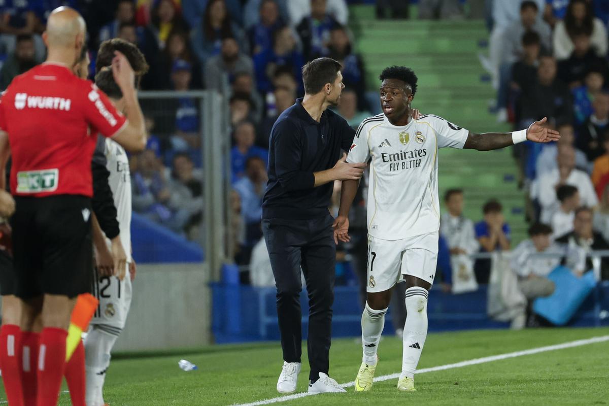El técnico del Real Madrid, Xabi Alonso y el delantero brasileño del Real Madrid, Vinicius Junior