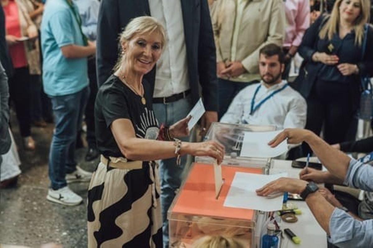 La candidata de Vox a la Alcaldía, Carmen Menduiña, votaba en una mesa del Centro Cultural de la Ciudad.