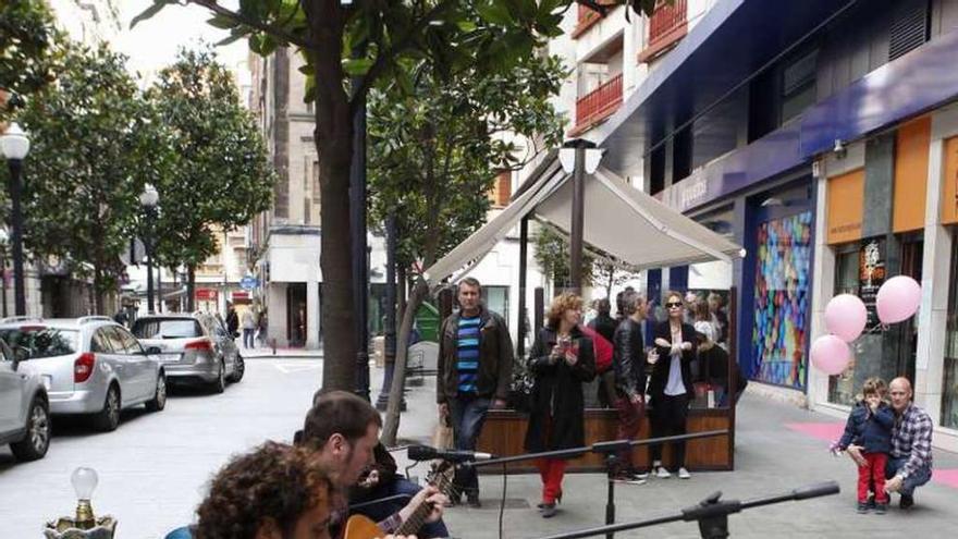 El grupo &quot;Stock de Cock&quot;, en su actuación en la calle Langreo.