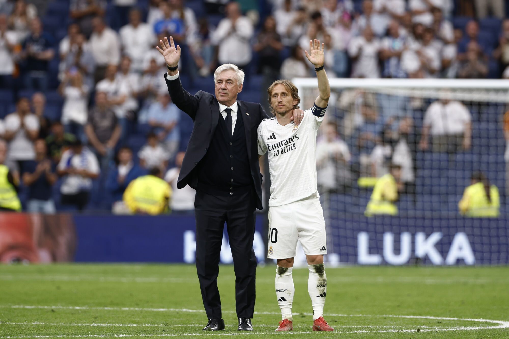 MADRID, 24/05/2025.- El entrenador del Real Madrid, Carlo Ancelotti (i), y el centrocampista croata Luka Modrić (d) reciben un homenaje tras su último partido en el Santiago Bernabéu al término del encuentro de la jornada 38 de LaLiga EA Sports entre Real Madrid y Real Sociedad celebrado este sábado en el estadio Santiago Bernabéu de Madrid. EFE/ Daniel González