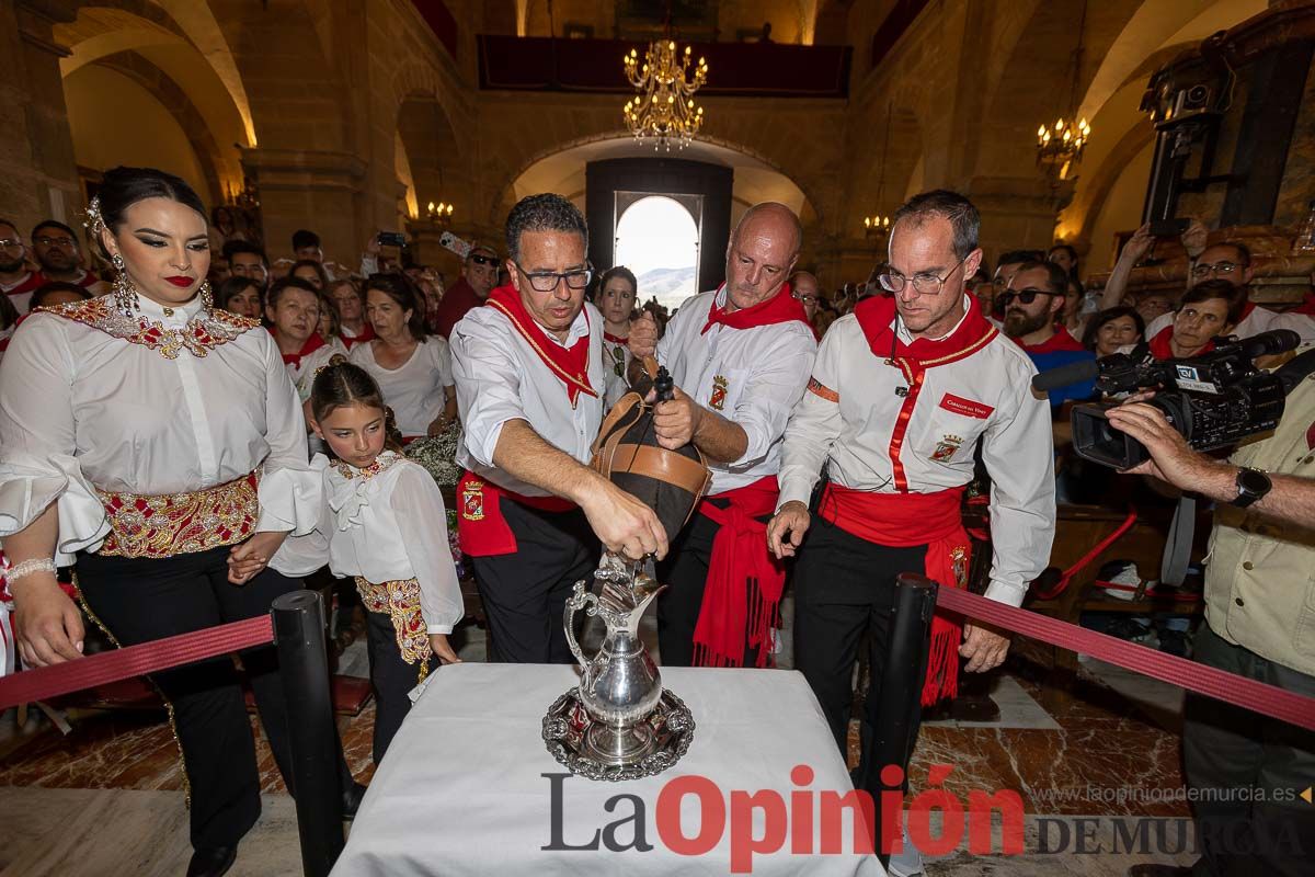 Bandeja de flores y ritual de la bendición del vino en las Fiestas de Caravaca