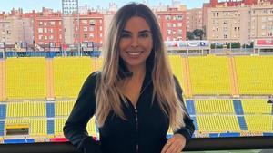 La periodista Helena Condis, durante el desempeño de su labor profesional, en Canarias.