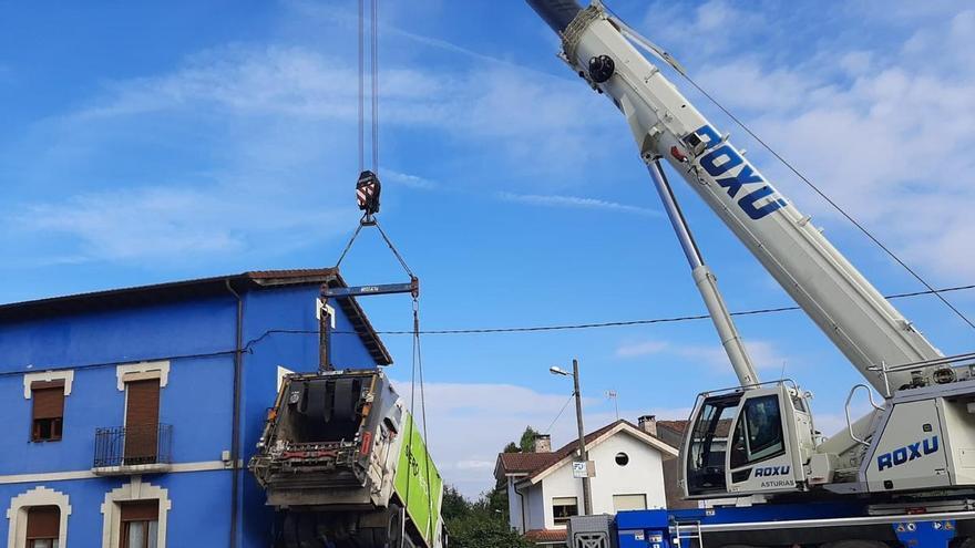 EN IMÁGENES: Un camión de la basura acaba empotrado en las escaleras de una casa en Colloto