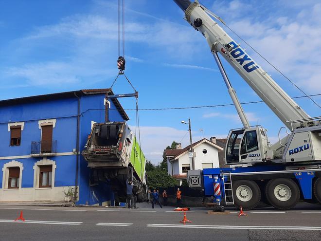 EN IMÁGENES: Un camión de la basura acaba empotrado en las escaleras de una casa en Colloto