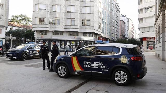 Dos coches patrulla de la Policía Nacional en la calle Rosalía de Castro de Pontevedra.