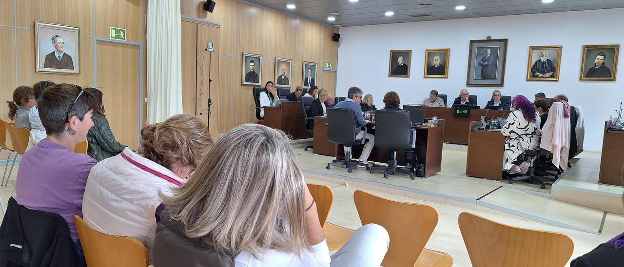 Miembros de Dones Progressistes siguen el Pleno municipal de Sant Josep.