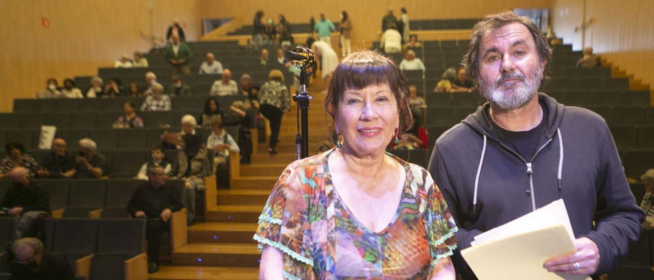 Esther García López y Aurelio González Ovies, ayer, en el centro cultural Valey momentos antes de recitar su poema. | María Fuentes