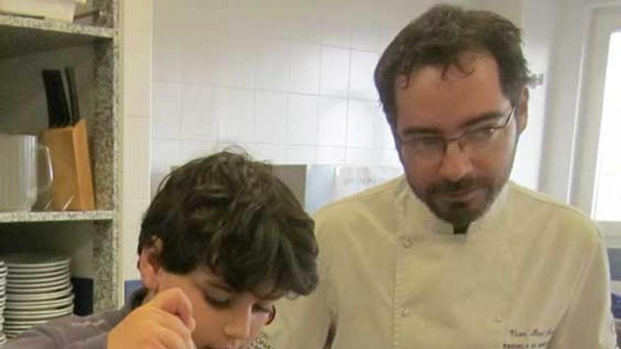 El cocinero Víctor Pérez, junto a uno de los niños participantes.