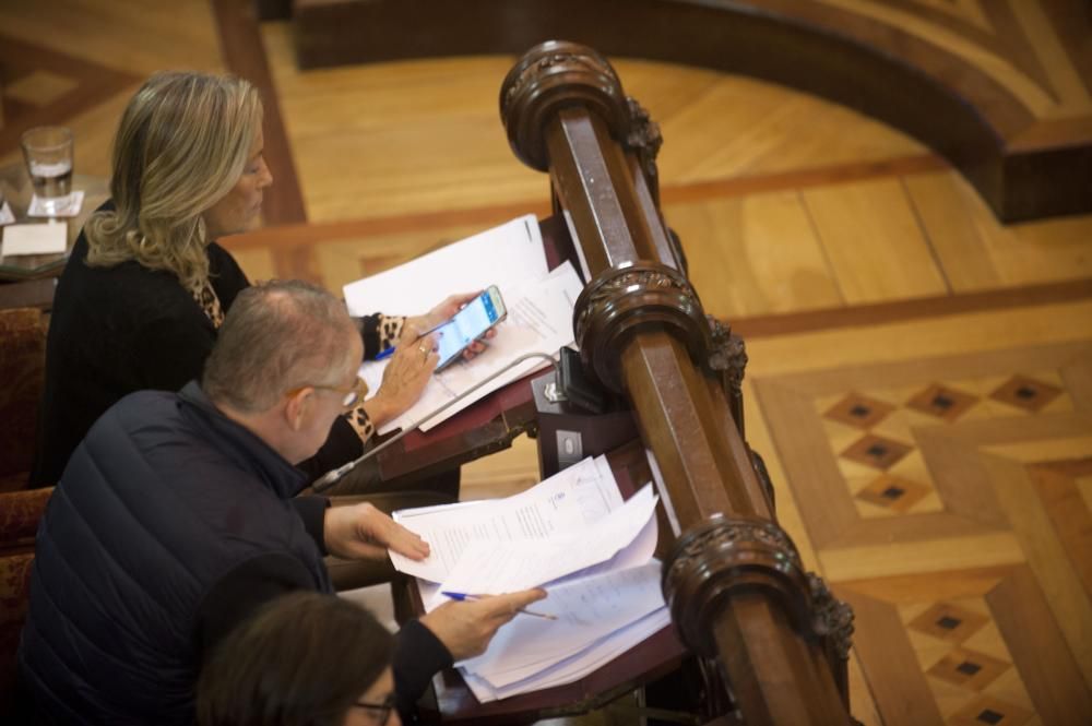 Una moción conjunta de todos los grupos políticos demanda a la multinacional la apertura de una negociación y reclama un marco energético estable.