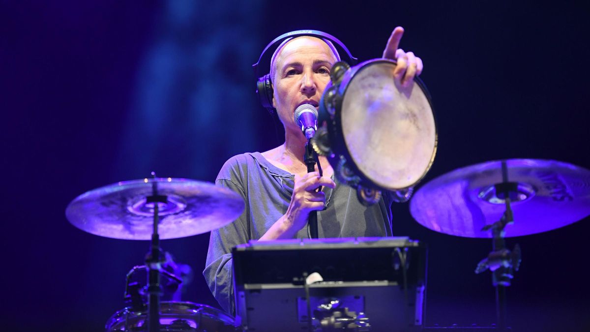 Mercedes Peón, durante un concerto, recolle mañán o Premio Mulleres en Acción.