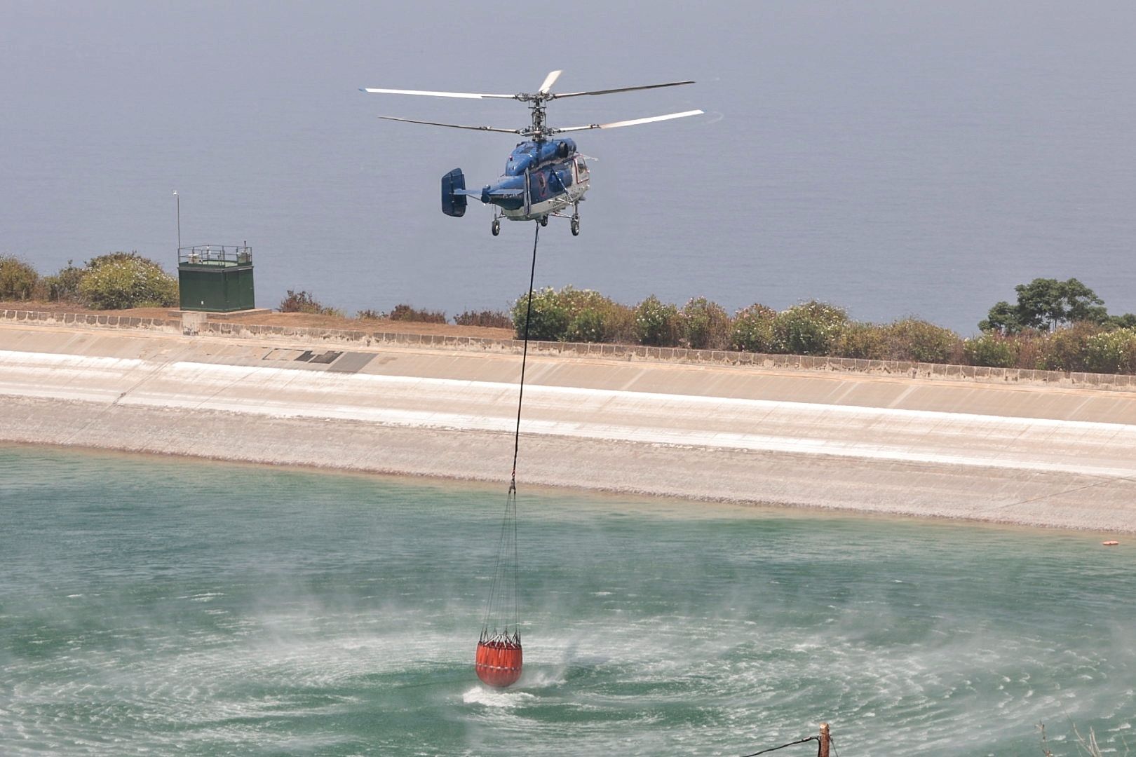 Recarga del helicóptero que lucha contra el incendio de Tenerife en una balsa de Los Realejos