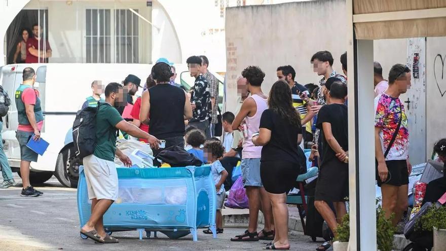 Las horas posteriores al desalojo en Torrevieja: búsqueda de alquiler a la desesperada y acogida en casas de familiares y vecinos de La Mata