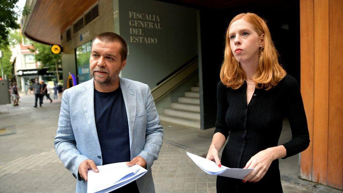 La secretaria de Estado para la Agenda 2030, Lilith Verstrynge, y el director general de Derechos de los Animales, Sergio García Torres, presentan un escrito ante la Fiscalía de Medio Ambiente.