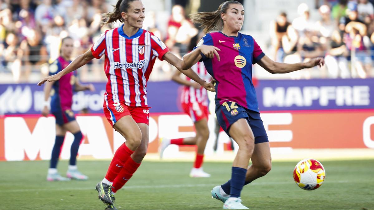 La centrocampista del FC Barcelona Patricia Guijarro (d) lucha con Ainhoa Moraza, del Atlético de Madrid, durante la final de la Copa de la Reina que FC Barcelona y Atlético de Madrid disputan este sábado en el estadio de El Alcoraz, en Huesca.