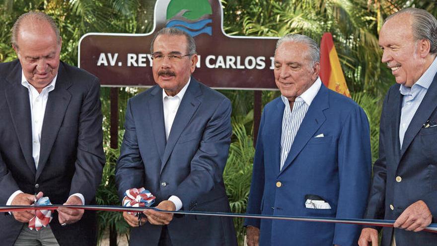 El Rey Juan Carlos, Danilo Medina, con los empresarios Alfonso y José Fanjul, en el centro, en República Dominicana en 2015