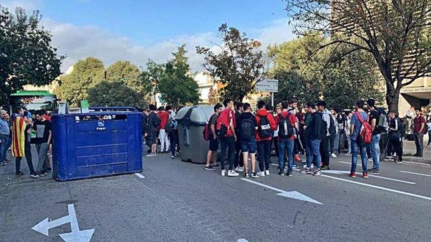 Tall de trànsit al matí a l&#039;avinguda de les Bases de Manresa, amb contenidors al mig de la calçada