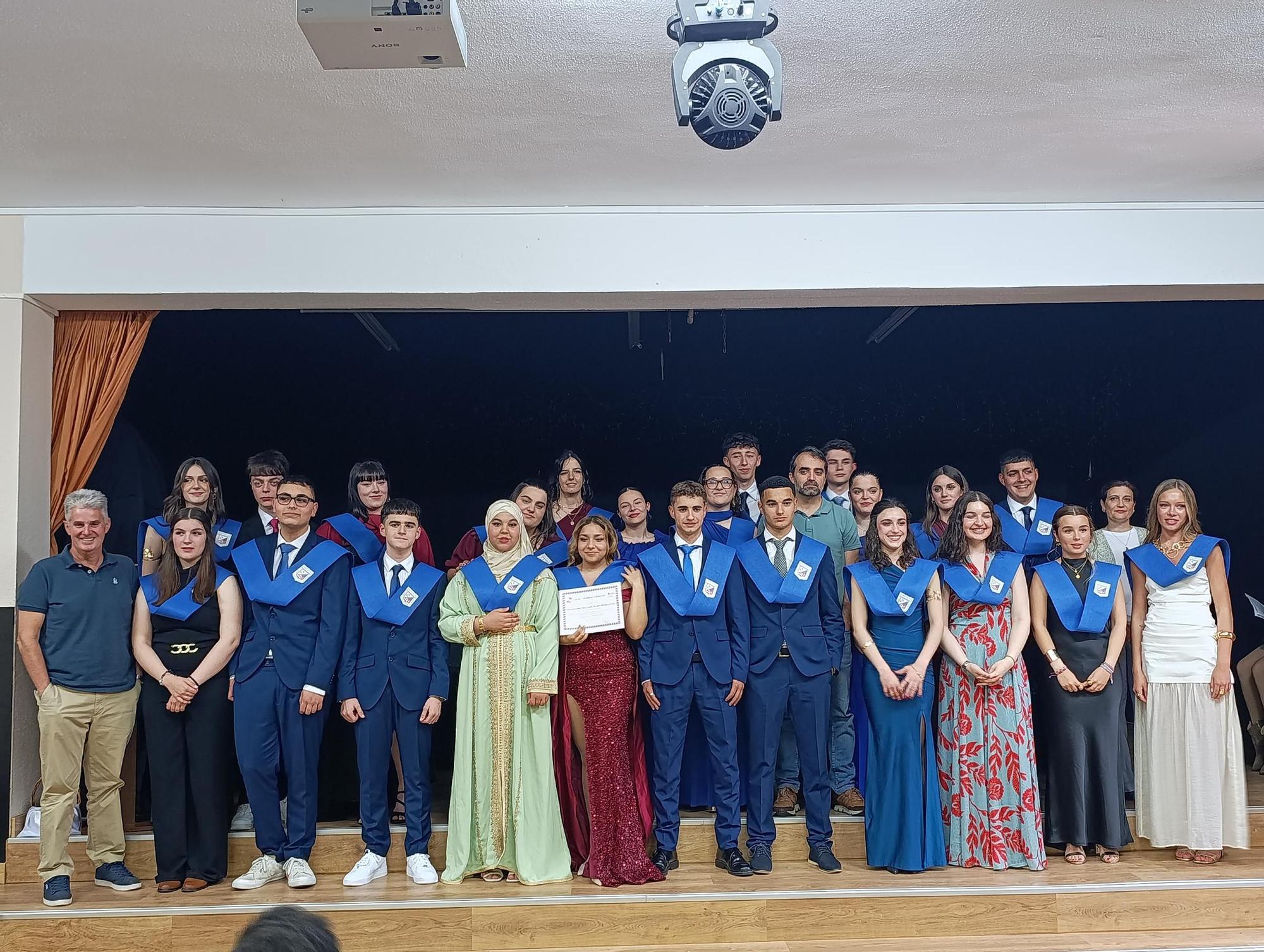 Diplomas y música en la Graduación del Ramón Areces de Grado