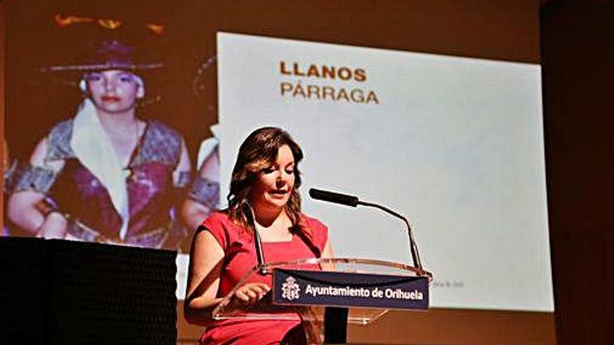 La periodista Llanos Párraga se encargó de presentar la Revista.