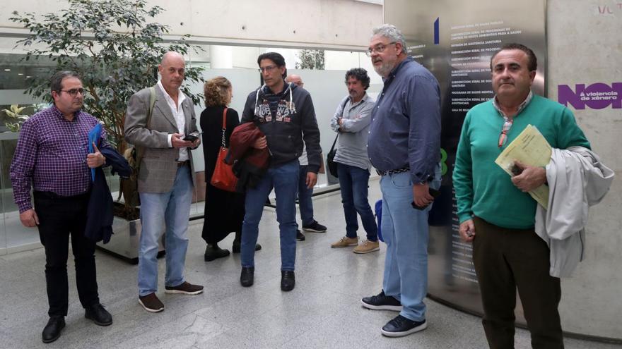 Los representantes del sindicato CESM, ayer, antes de entrar a la reunión. |   // XOÁN ÁLVAREZ