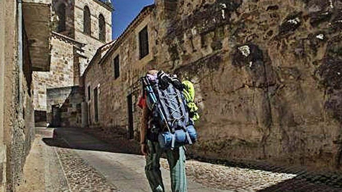 Un peregrino se dirige al albergue de caminantes de Zamora capital.