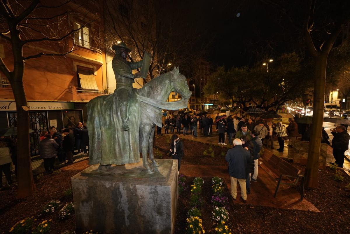 Un momento de la inauguración de la escultura que ha tenido lugar este martes.