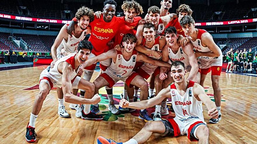 Marc Peñarroya (esquerra) en la celebració final | FIBA EUROPE