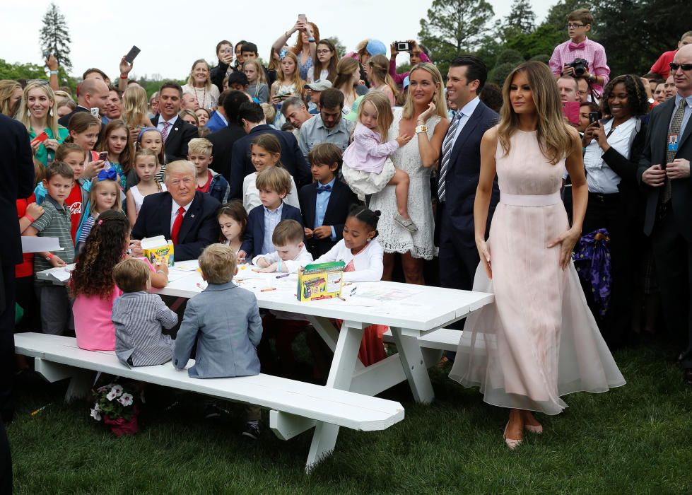 El presidente de Estados Unidos, Donald Trump, y la primera dama, Melania Trump, han participado este lunes en su primera carrera de huevos de Pascua desde que llegaron a la Casa Blanca.