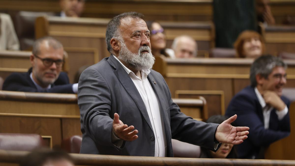Herminio Rufino Sancho, diputado del PSOE, se equivoca y vota 'sí' a la investidura de Feijóo, aunque luego se corrige