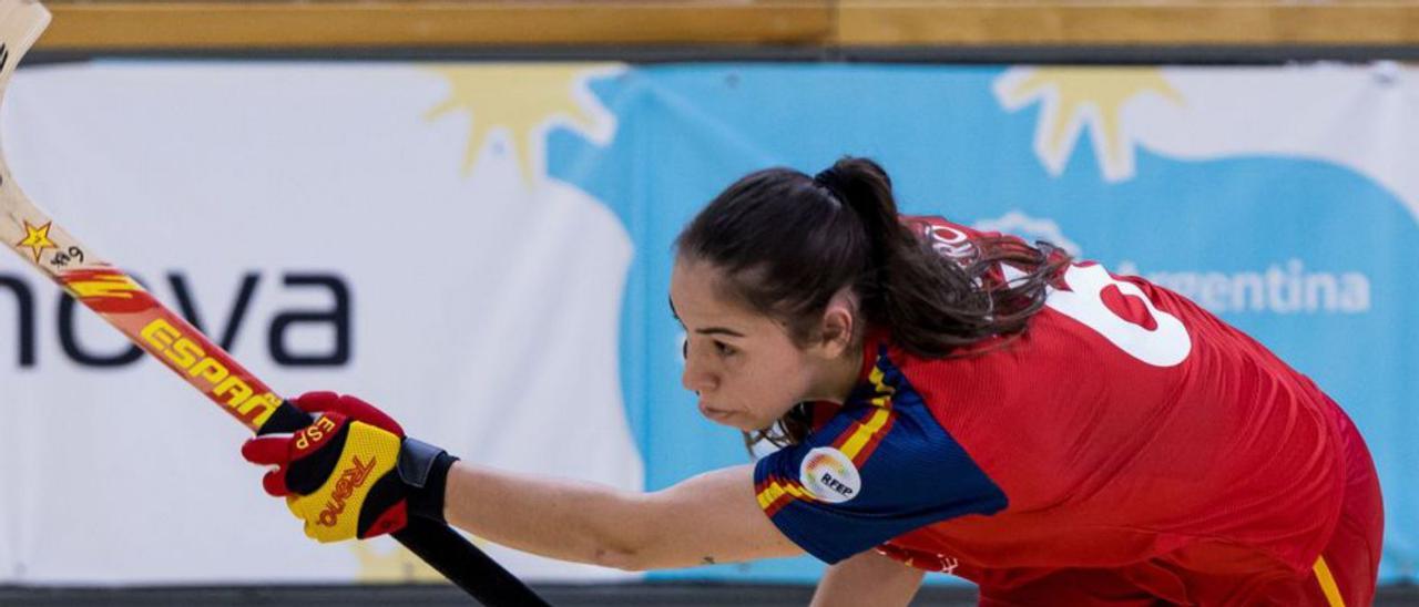 Marta Piquero dispara a puerta en el encuentro ante Francia. | Juanjo Vinya