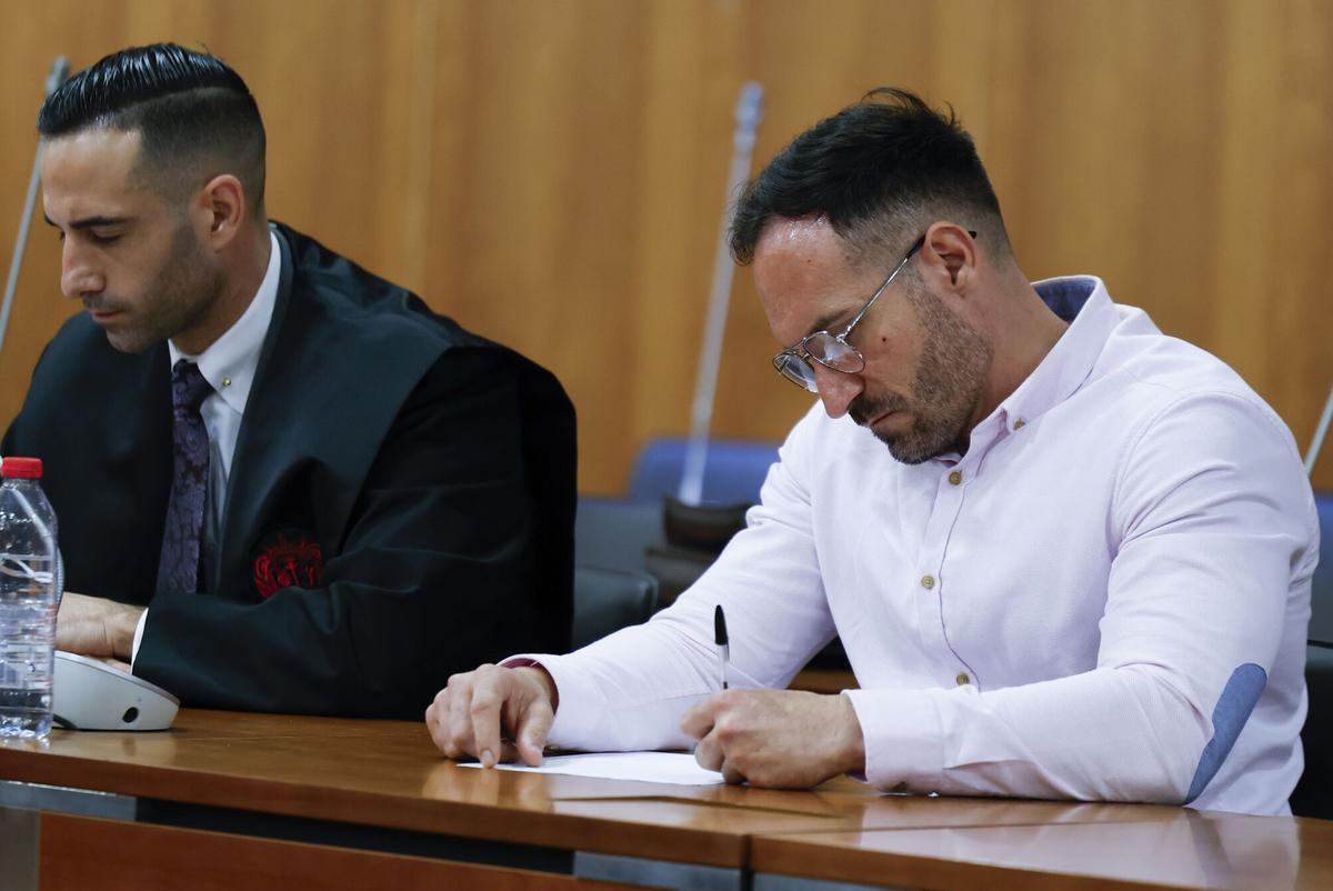 El acusado (d) de estrangular y enterrar bajo hormigón a su mujer y hacer creer a la familia que se había marchado voluntariamente durante su juicio este lunes en la Audiencia de Málaga.