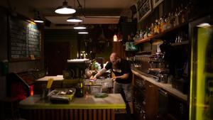 Archivo - Un camarero en el interior de un bar de Barcelona