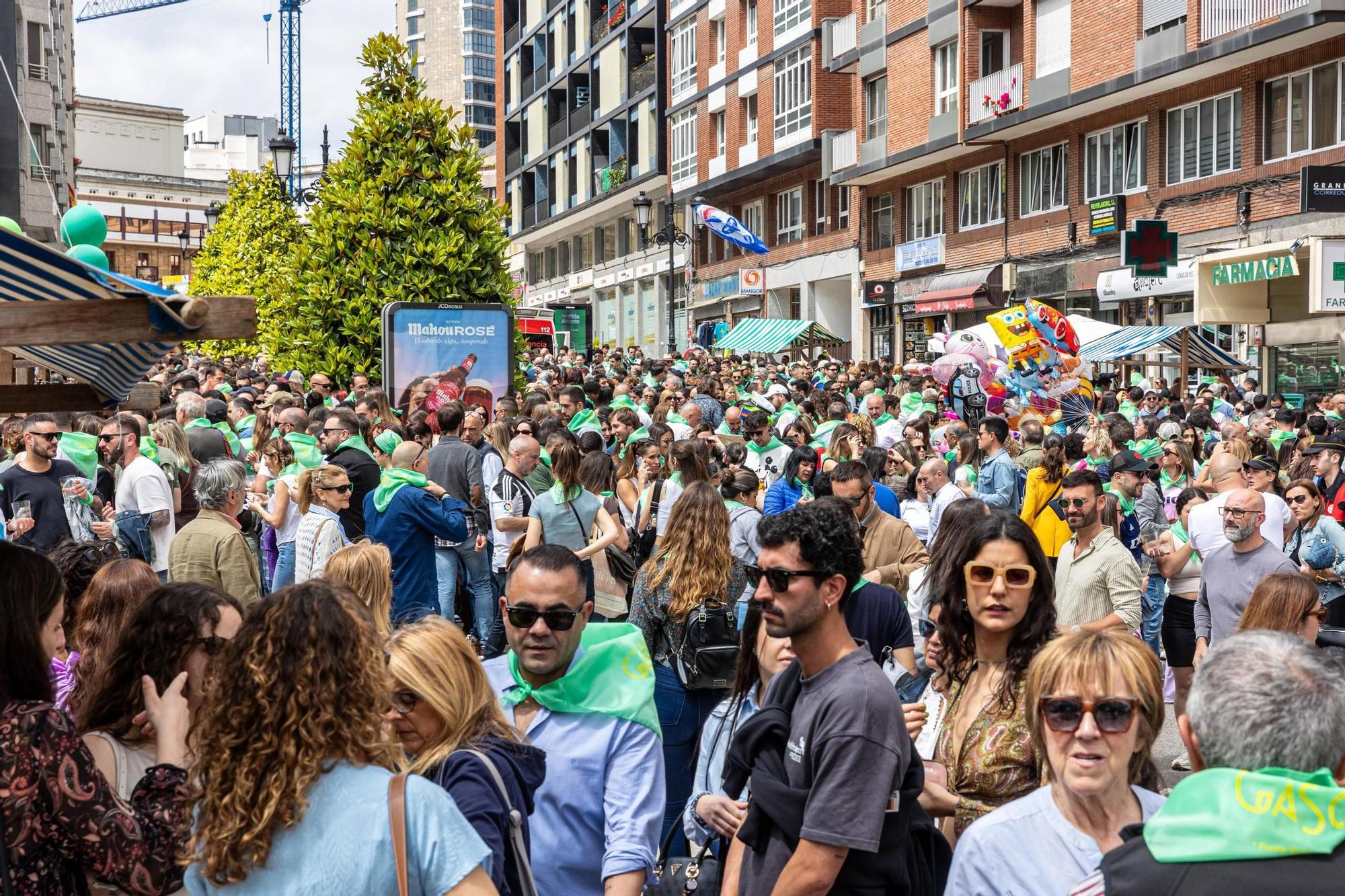 EN IMÁGENES: El buen tiempo y el oviedismo maridan una preba de la sidra multitudinaria en Gascona