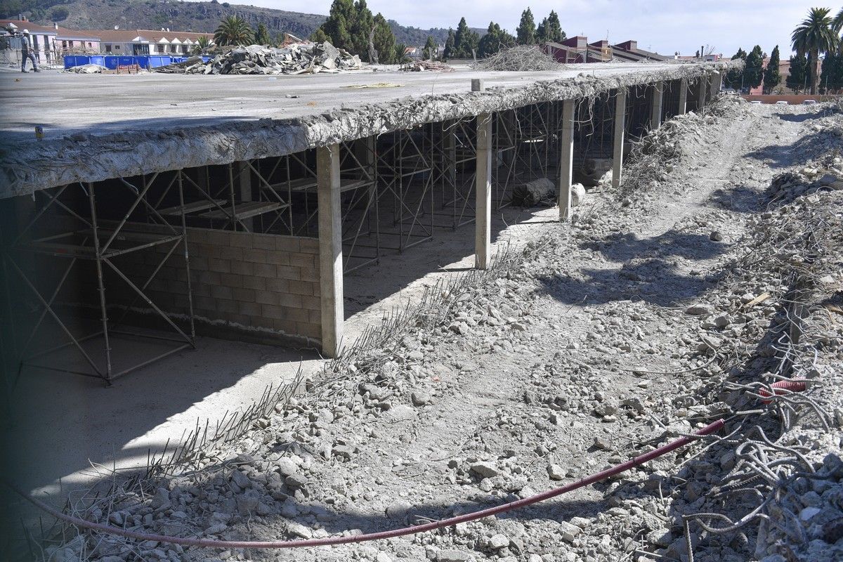 Así continúa el derribo del mamotreto de Santa Brígida