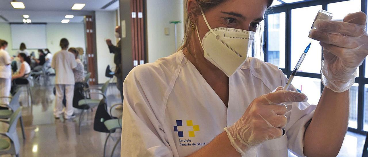 Campaña de vacunación en el Hospital Doctor Negrín. | | ANDRÉS CRUZ