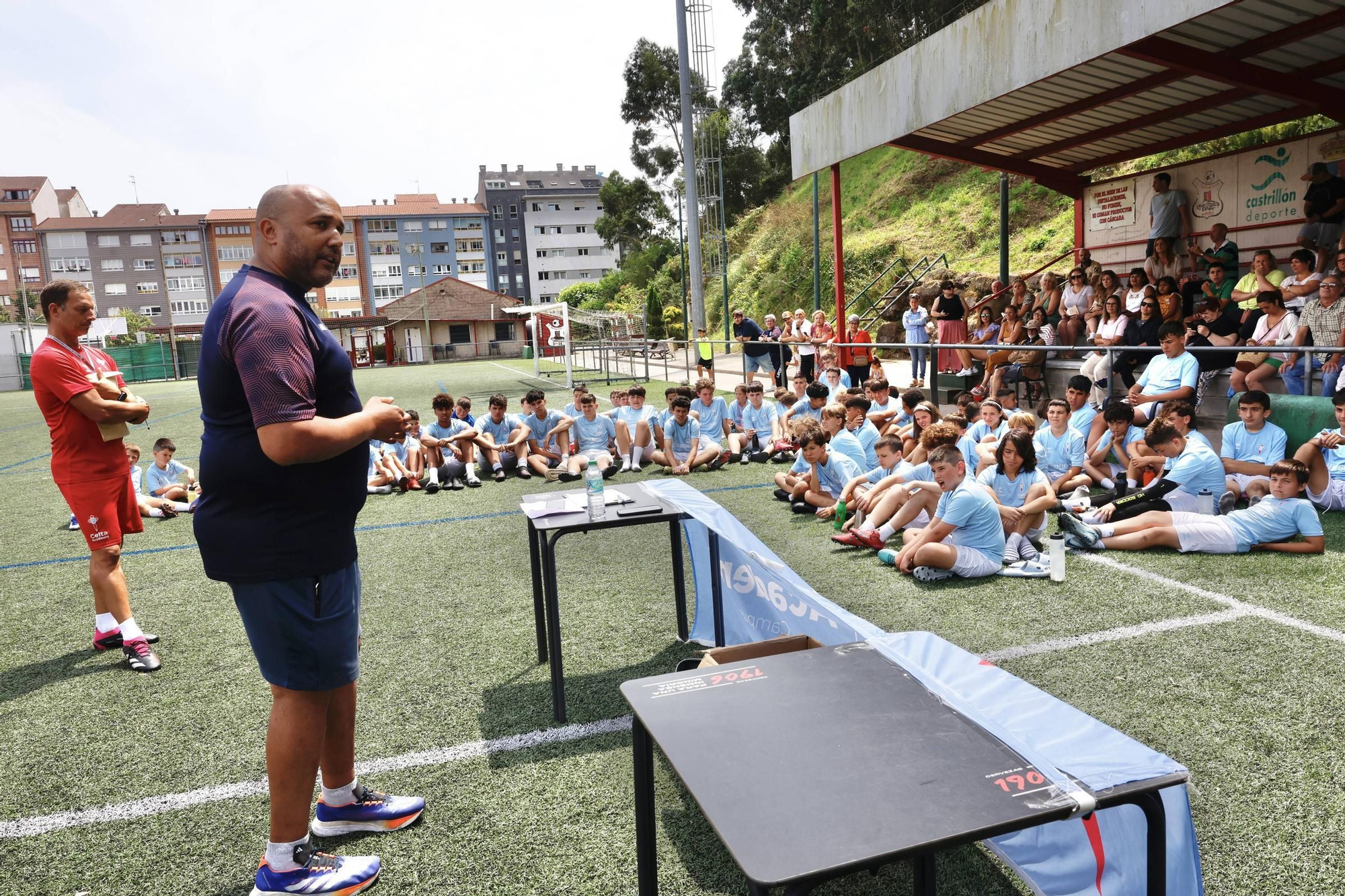 EN IMÁGENES: El campus del Celta de Vigo con los niños del Raíces, en Castrillón