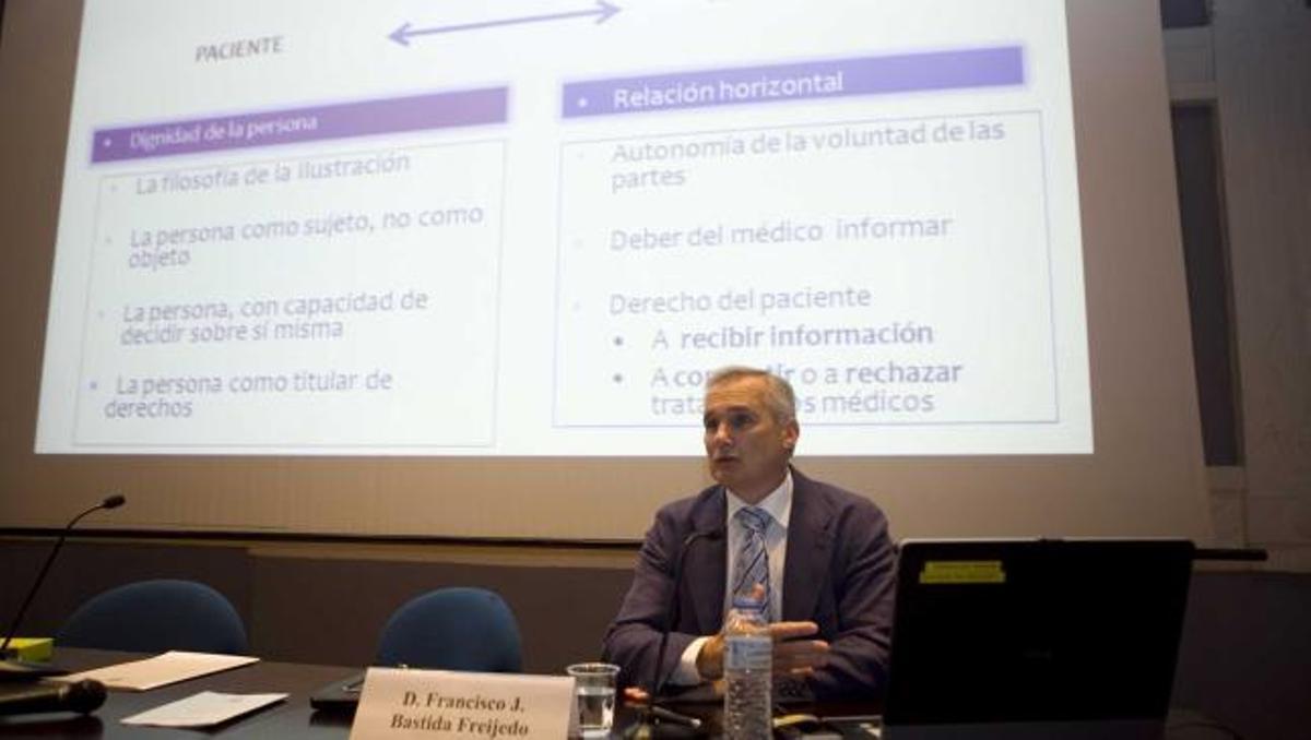Bastida, ponente en la Sociedad Internacional de Bioética