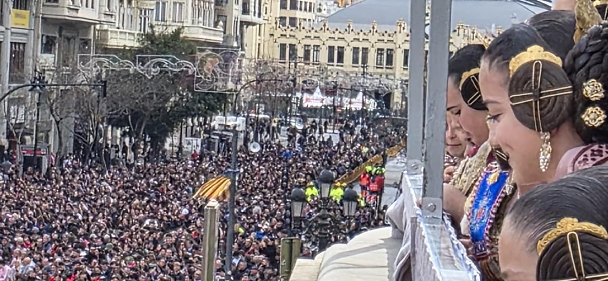 Las falleras mayores y el público concentrado a los pies de la maslcetà