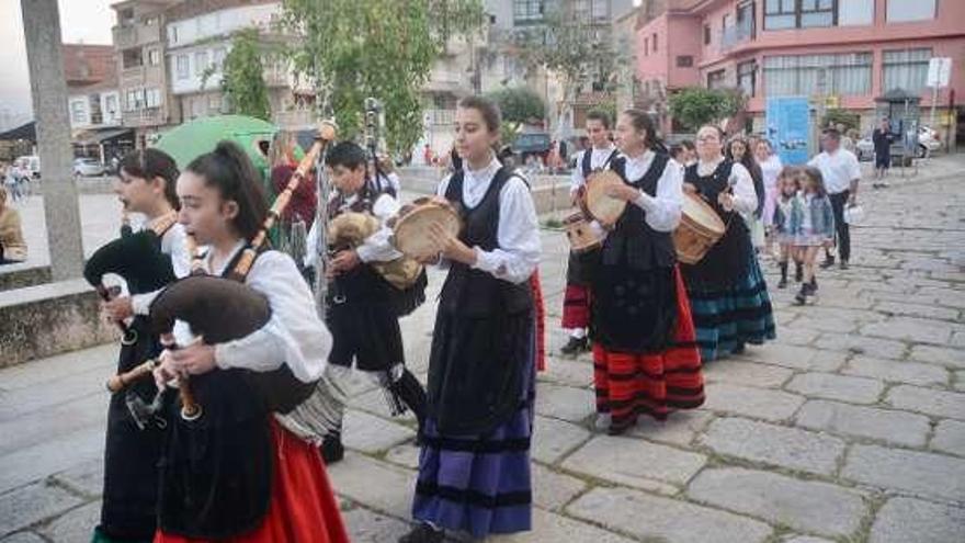 Grupo de música tradicional durante un pasacalles. // Rafa Vázquez