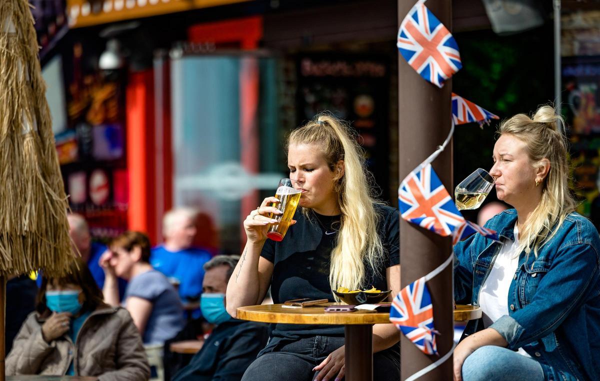 Una turistas bebe cerveza en un pub de Benidorm en una imagen de archivo.