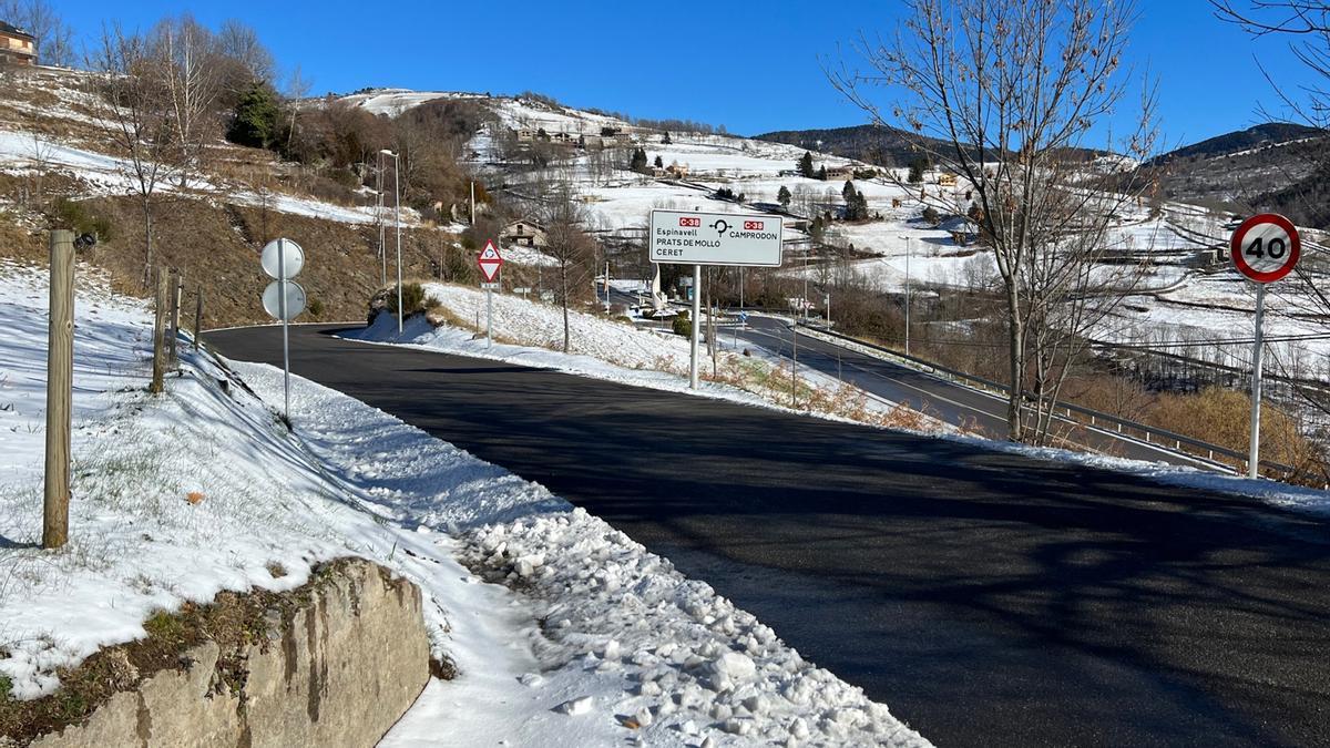 La carretera de Molló amb Coll d'Ares de fons al Ripollès