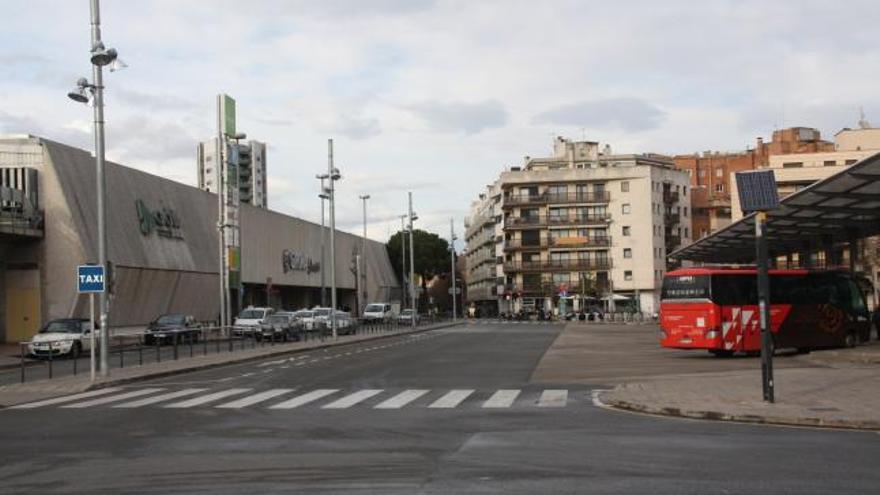 Diversos habitatges al costat de l&#039;estació del TAV de Girona.