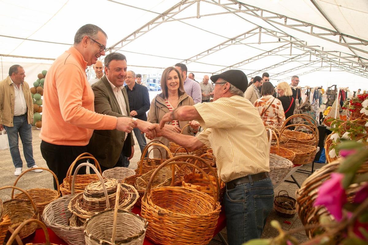 El alcalde de Ordes, izquierda, y el presidente de la Diputación coruñesa visitaron la feria de artesanía en la Festa do Champiñón.