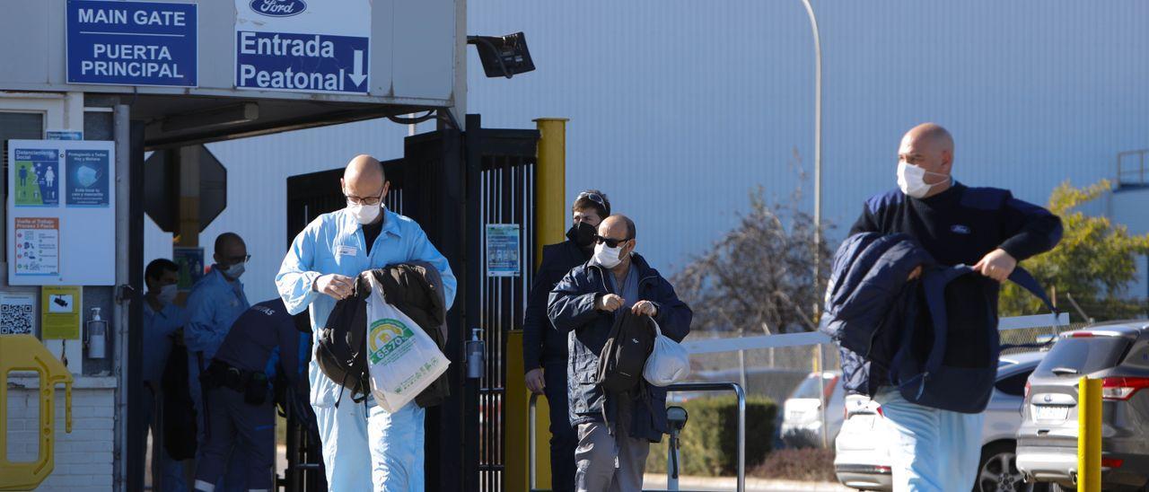 Trabajadores del primer turno de Ford abandonan la factoría tras su jornada.