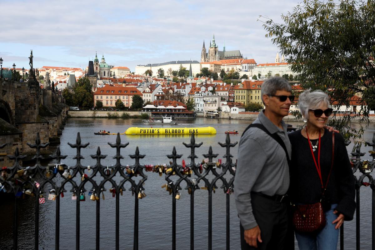 Greenpeace protesta con un gasoducto hinchable en Praga ante la cumbre de líderes europeos