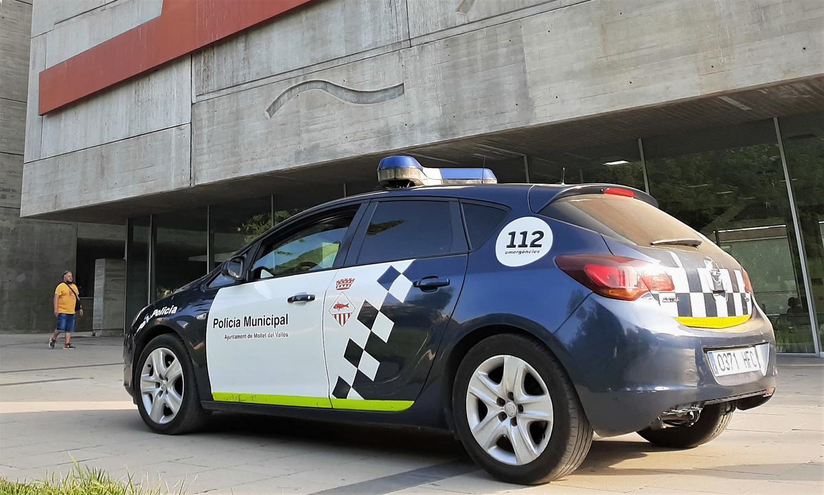 La Policia Municipal de Mollet denuncia un conductor begut que havia xocat contra tres vehicles estacionats